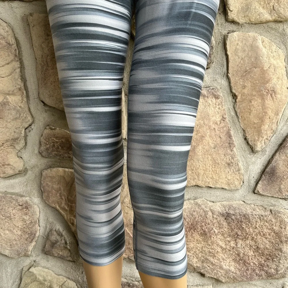 NIKE | Dri-Fit Athletic Workout Leggings - Capri Length